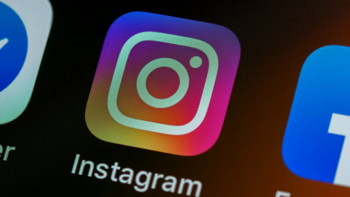 Pantalla de un smartphone con el icono de la app de Instagram