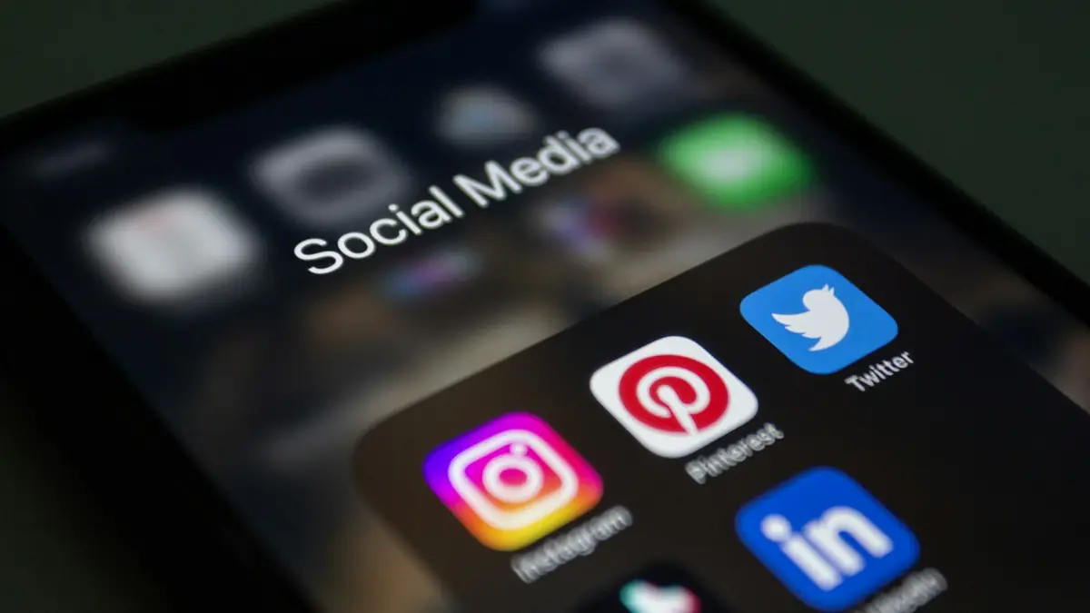 Teléfono con los iconos de varias redes sociales en la pantalla