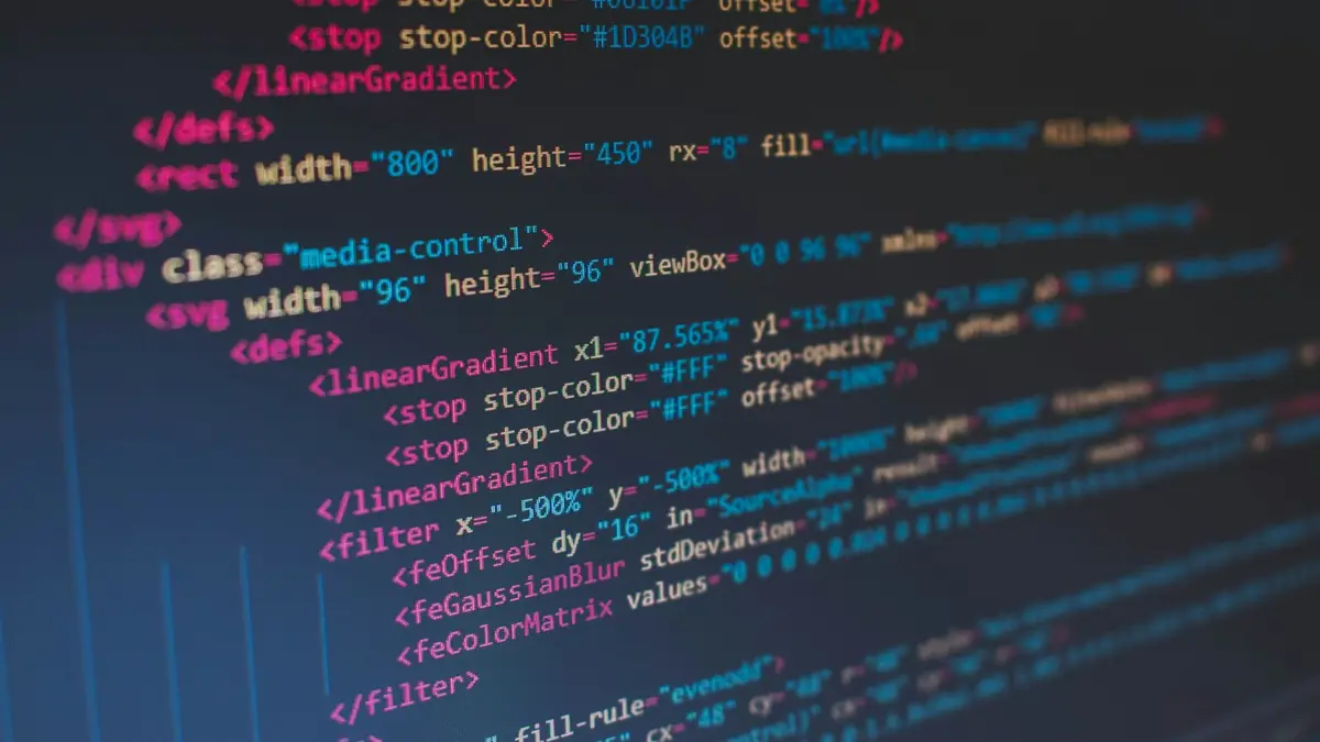 Pantalla con líneas de código HTML de colores