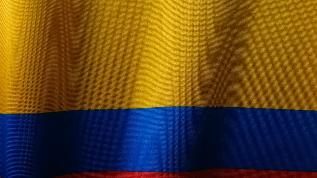 Bandera de Colombia ondeando en primer plano