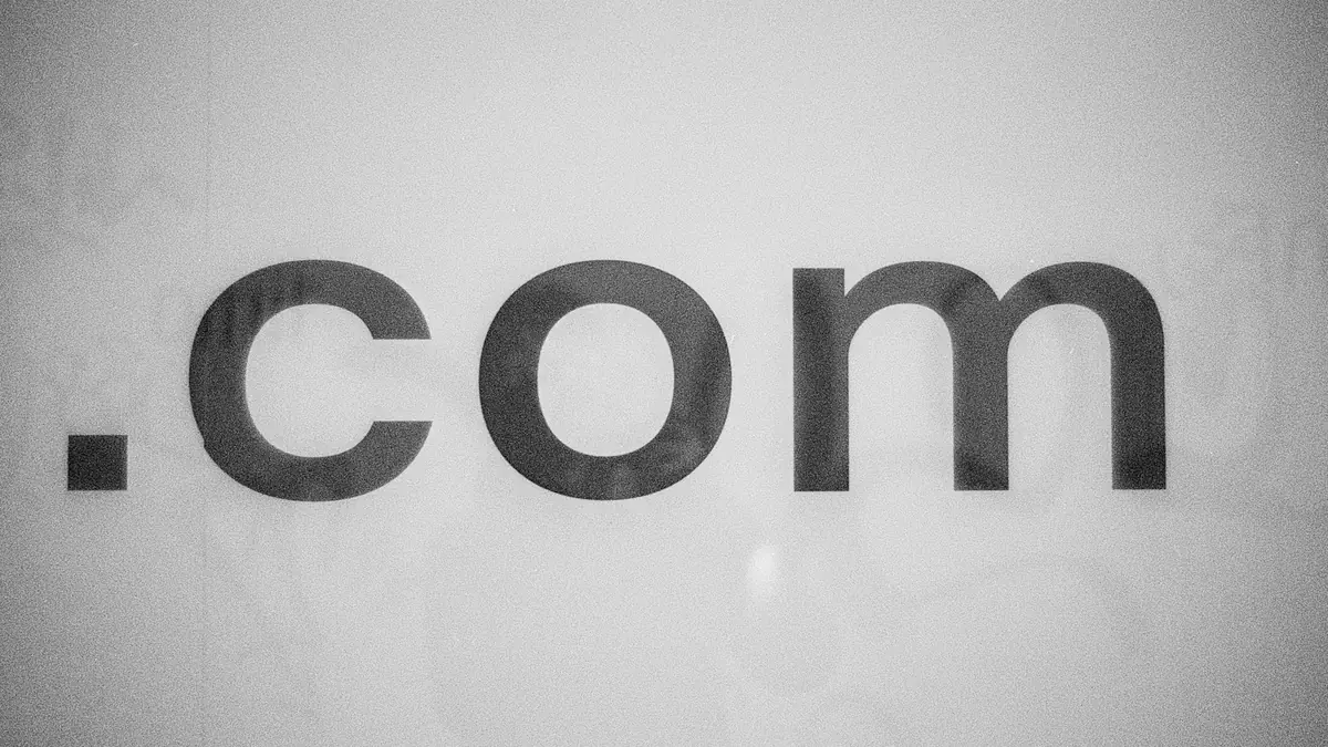 Letras grandes que forman la terminación punto com