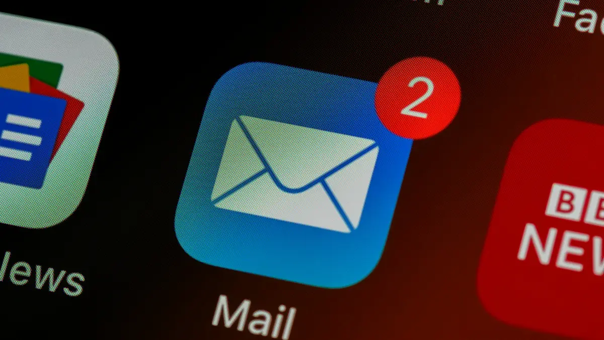 Icono de la aplicación de correo con una notificación en la pantalla de un teléfono