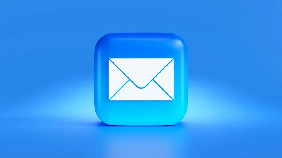 Icono de sobre de correo sobre un fondo azul