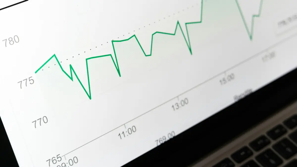 Gráfico de líneas en la pantalla de un portátil