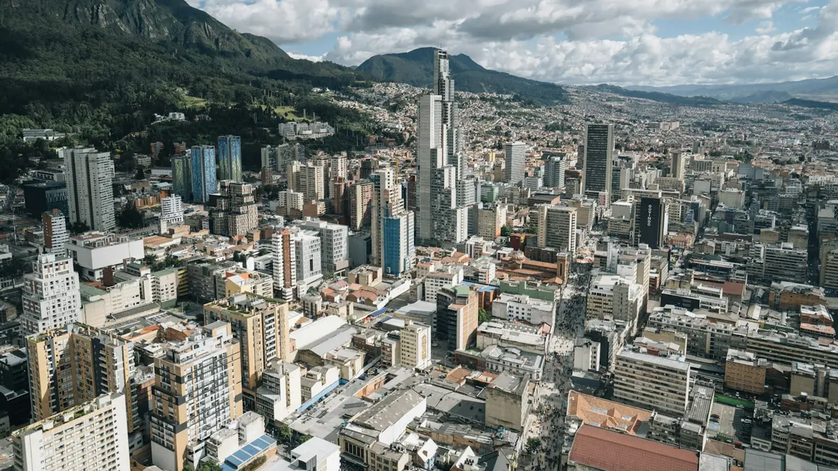 Vista aérea de Bogotá con los cerros orientales al fondo