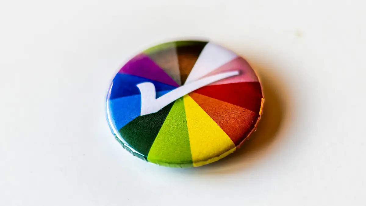 Botón redondo de colores con una marca de verificación
