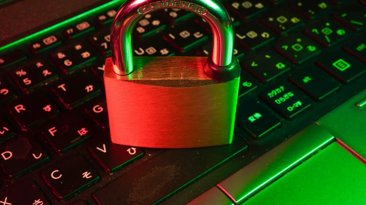 Candado rojo sobre el teclado de una computadora