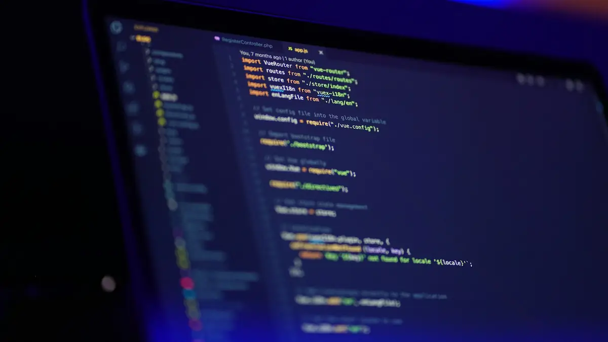 Pantalla de portátil mostrando código de programación de colores