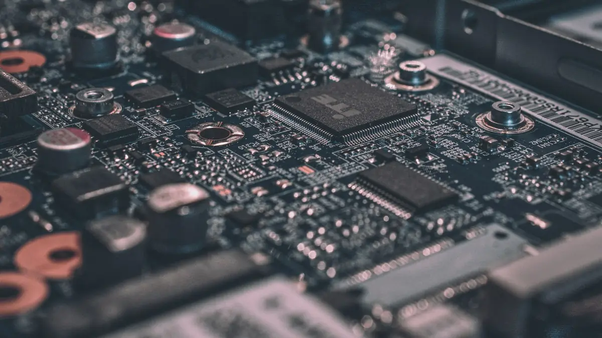 Placa electrónica con chips en primer plano, como metáfora de los bots que leen tu sitio