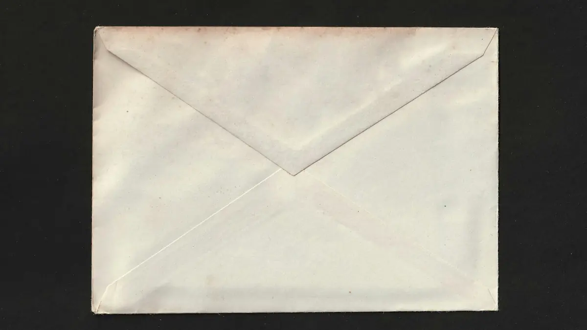 Sobre de papel blanco sobre una mesa