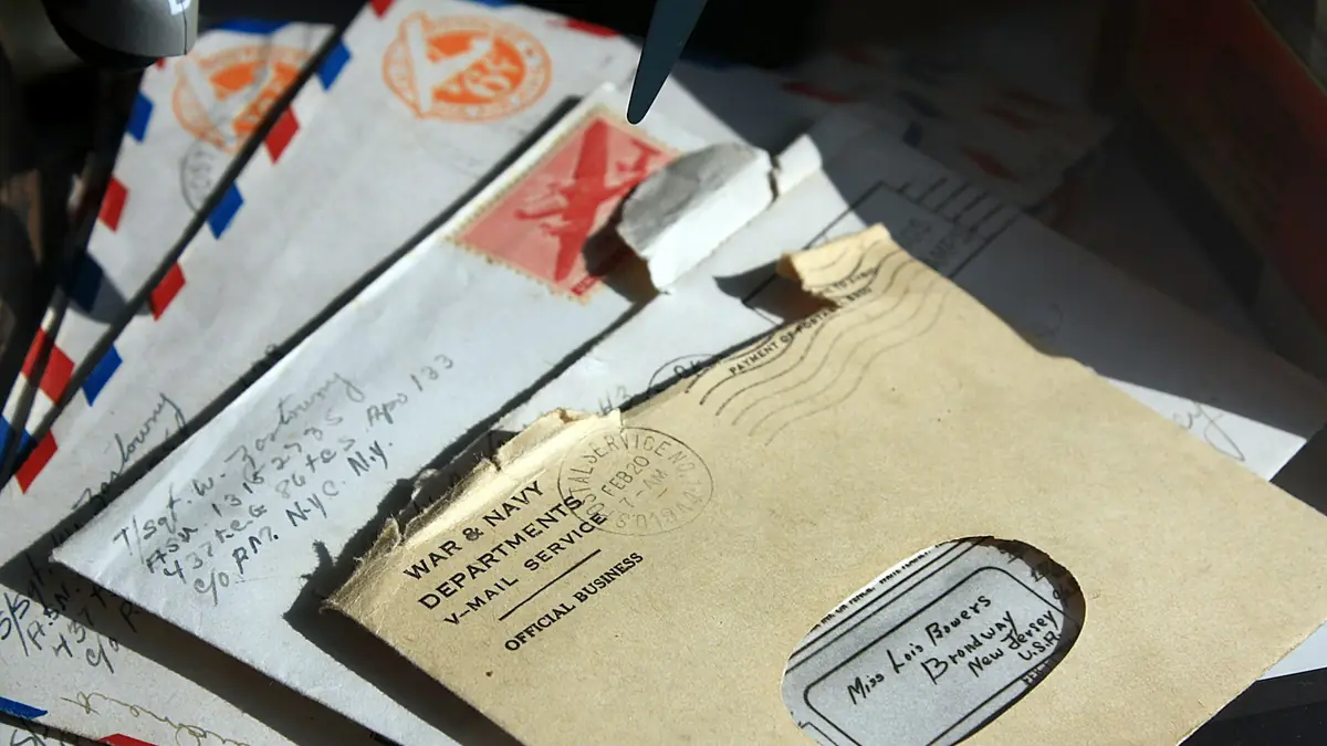 Cartas y sobres antiguos apilados sobre una mesa