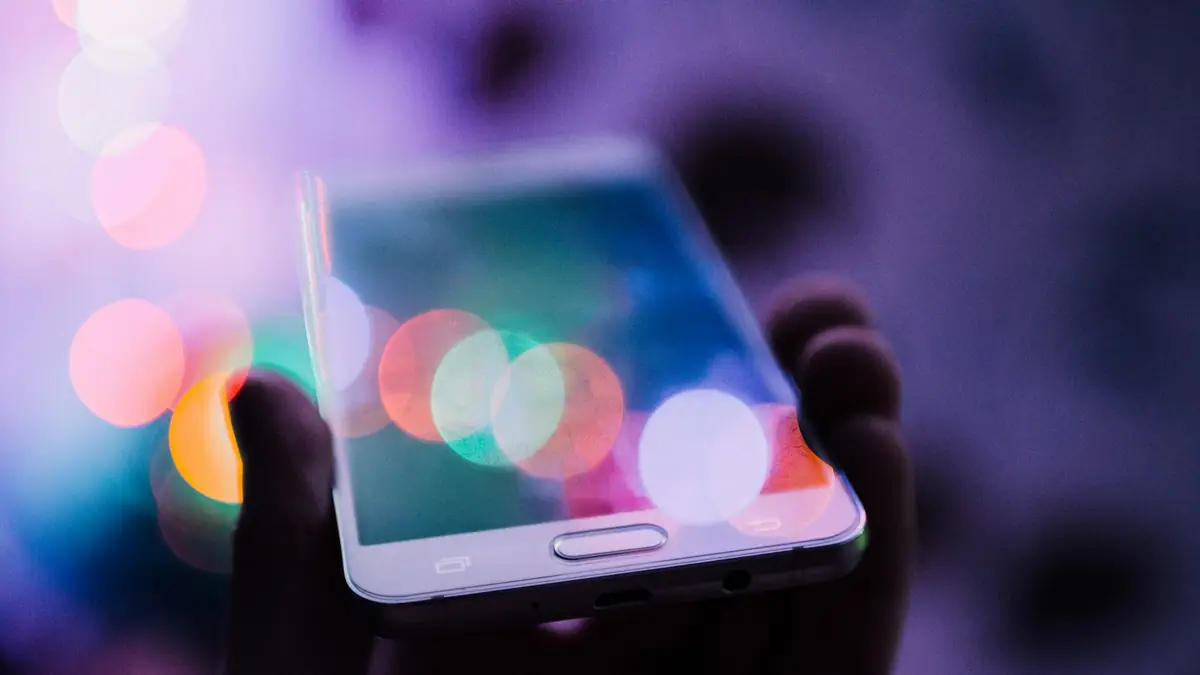 Persona comprando desde su teléfono inteligente